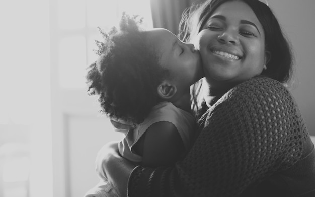 Mãe africana e filha que têm uma boa estadia junto