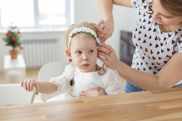 Mãe ajuda a colocar implante coclear para sua filha surda aparelho auditivo e surdez