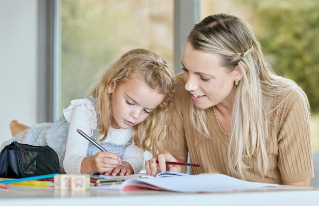 Mãe ajuda menina jovem com lição de casa de trabalho escolar ou educação pré-escolar enquanto escrevia no caderno Mãe ajudando a ensinar ou tutor filha estudante ou criança aprendendo história de matemática ou inglês