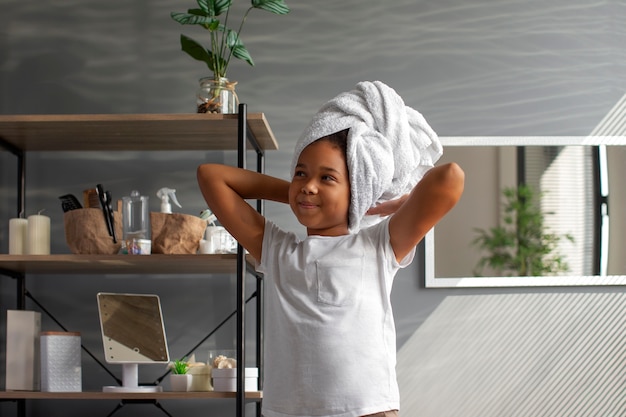 Foto mãe ajudando seu filho a pentear o cabelo afro