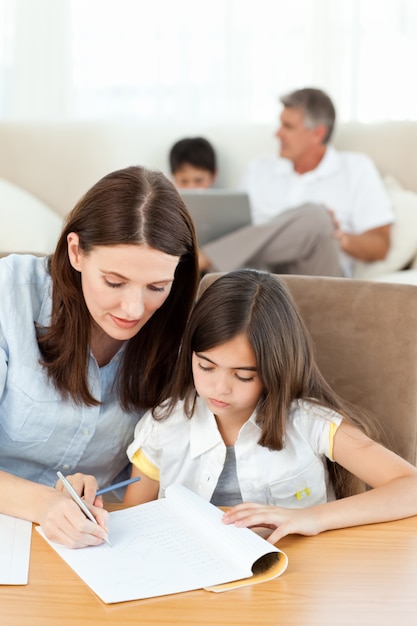 Mãe ajudando sua filha para a lição de casa