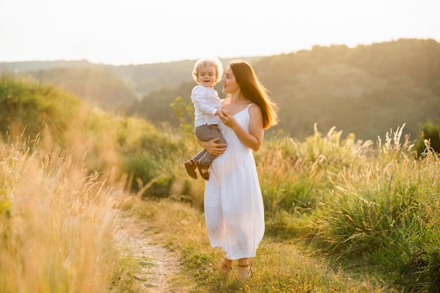 Mãe alegre com seu filho nos braços