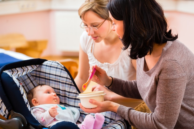 Mãe, alimentação, bebê, em, parteira, prática