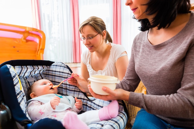 Mãe, alimentação, bebê, em, parteira, prática