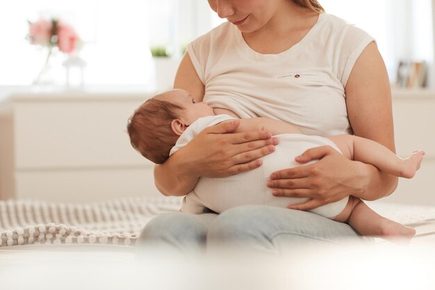 Mãe alimentando filho