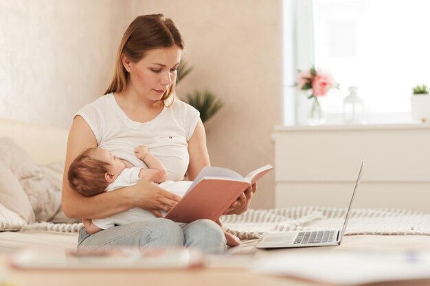 Mãe alimentando livro de leitura