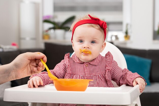 Foto mãe alimentando seu bebê em casa