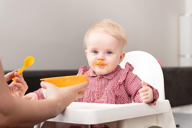 Mãe alimentando seu bebê em casa