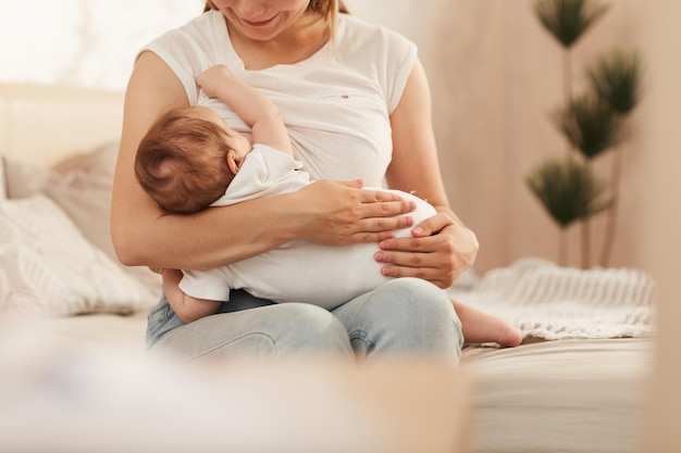 Mãe alimentando seu filho recém-nascido