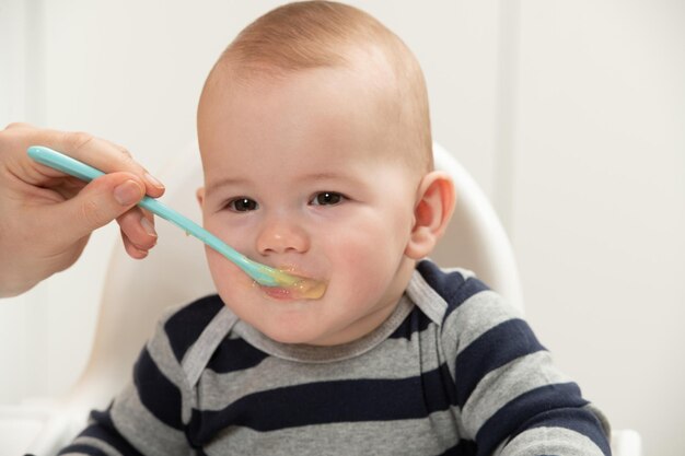 Mãe alimentando um bebê na sala de estar