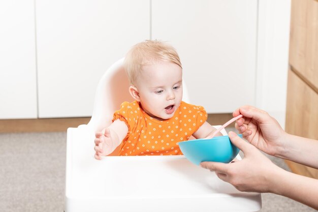 Mãe alimentando um bebê na sala de estar