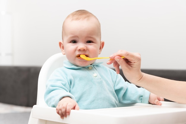 Mãe alimentando um bebê na sala de estar