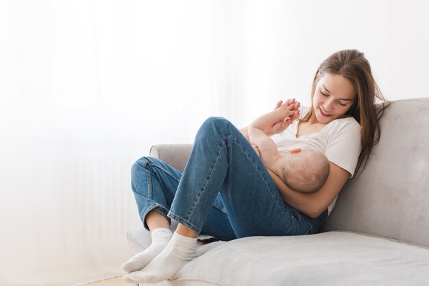 Mãe, amamentação, bebê senta-se, sofá, lar