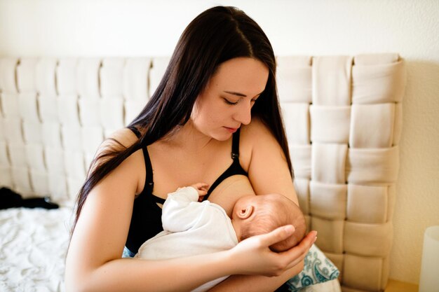 Mãe amamentando o bebê em casa