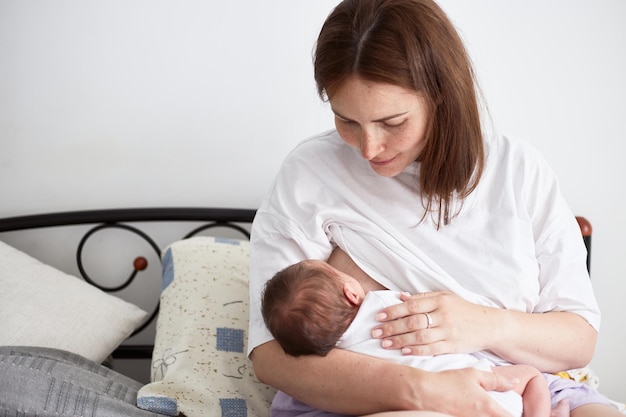 Mãe amamentando seu bebê recém-nascido Retrato realista em casa