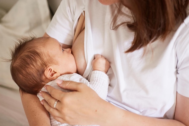 Mãe amamentando seu bebê recém-nascido Retrato realista em casa