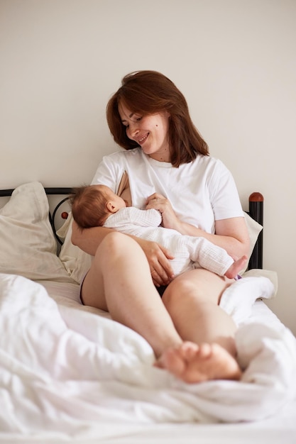 Mãe amamentando seu bebê recém-nascido Retrato realista em casa