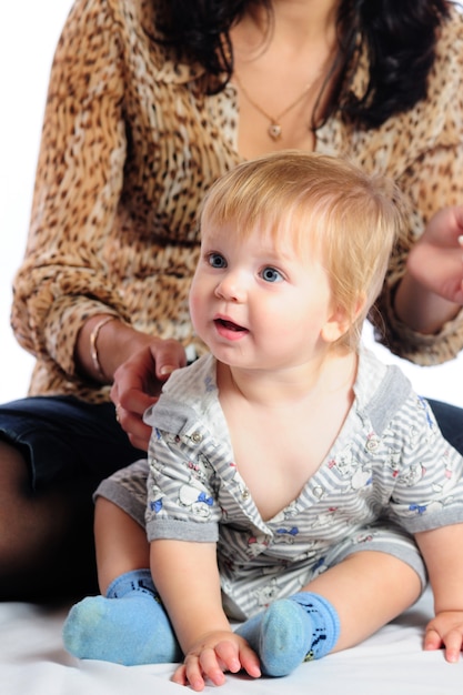 Mãe amorosa com seu filho pequeno bonito