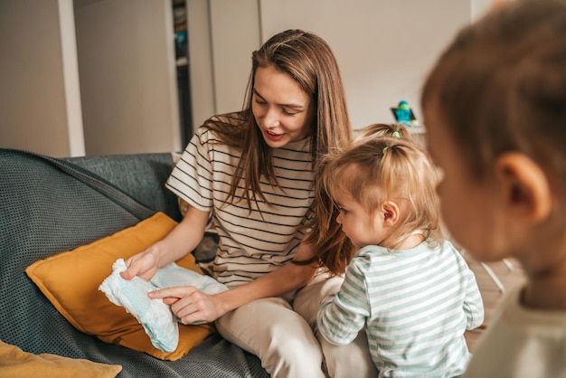 Mãe apontando a fralda para seus filhos