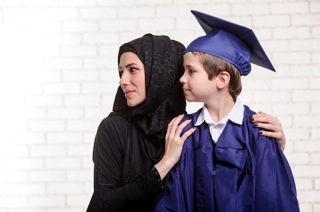 Mãe árabe posando com filho graduado