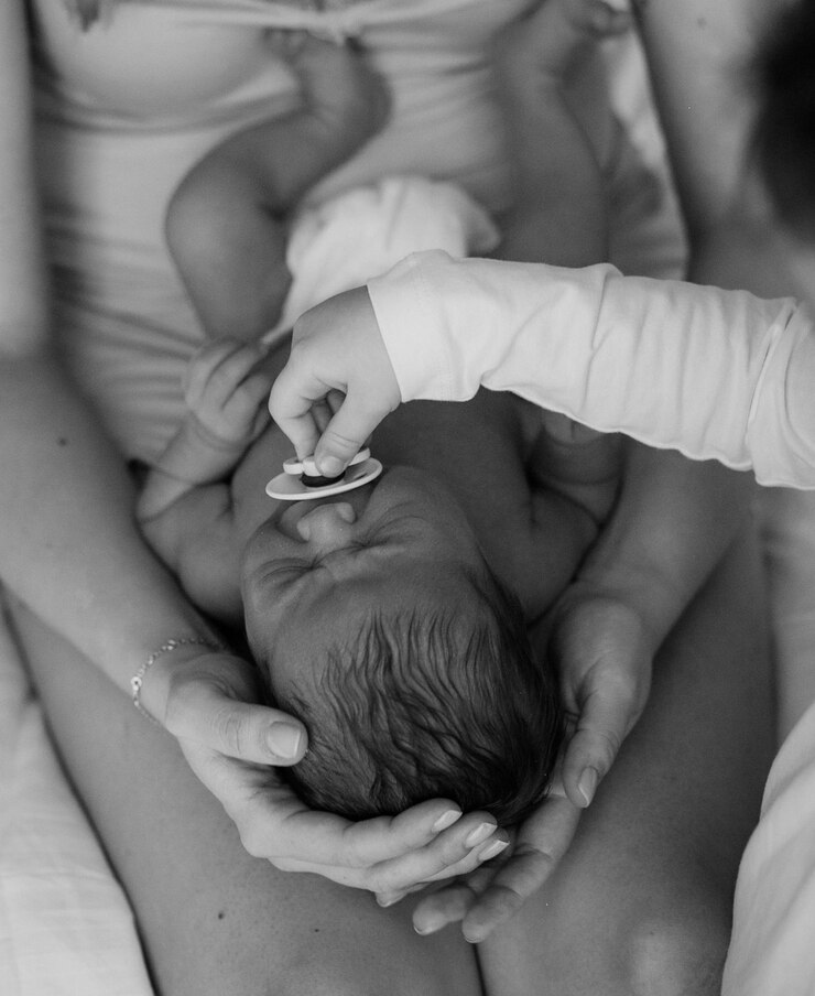 Foto mãe bebê recém-nascido braços nascimento nova vida