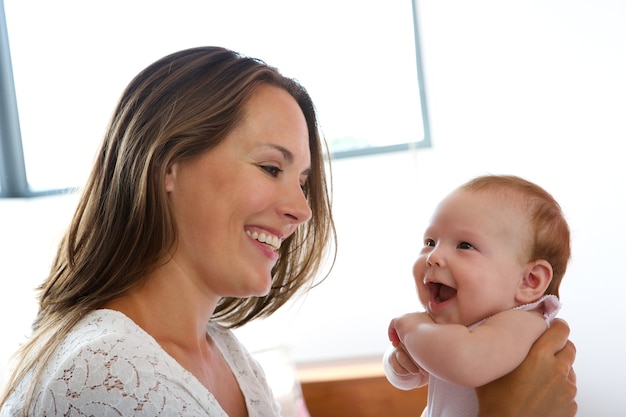 Mãe bebê, sorrindo, junto