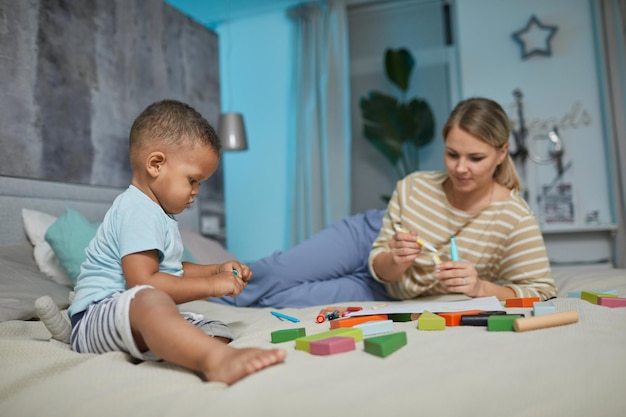 Mãe bebê, tocando cama