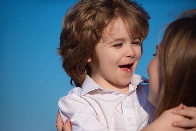 Mãe beija retrato aproximado de mãe e filho beijando mãe abraçando e abraçando filho mães da