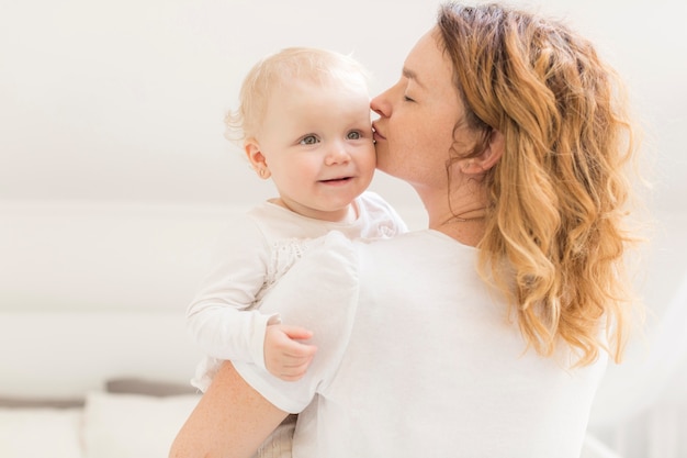 Mãe beijando seu lindo bebê