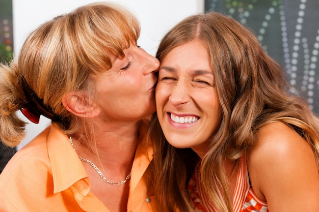 Mãe beijando sua filha