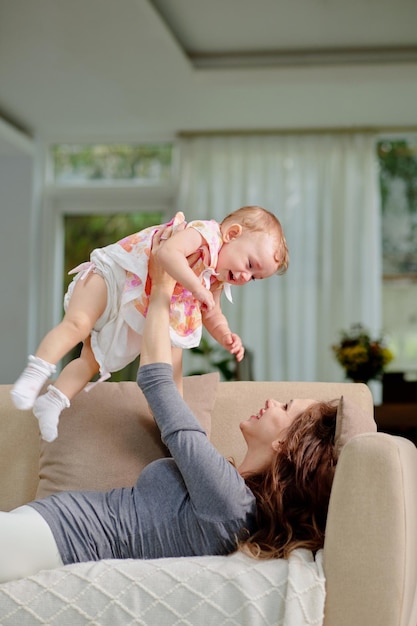 Mãe brincando com a filha