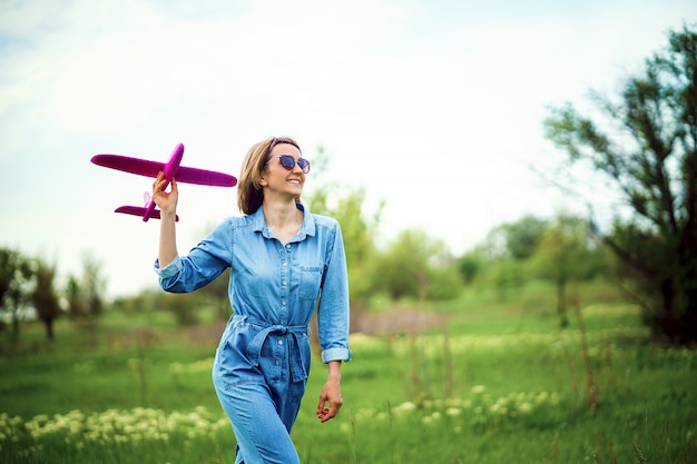 Mãe brincando com o avião com a filha