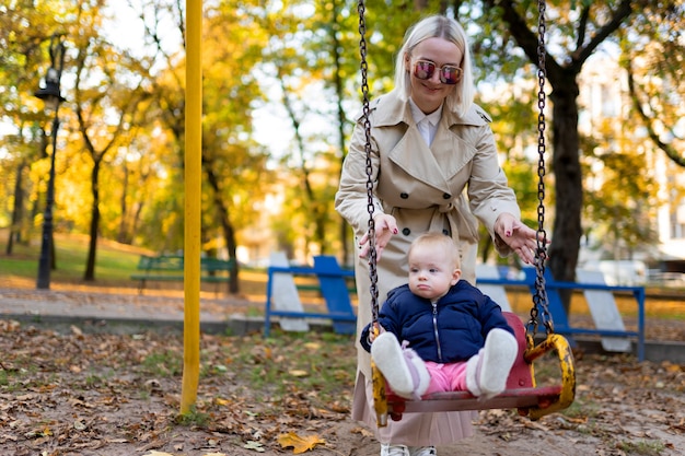 Mãe brincando com o bebê no balanço