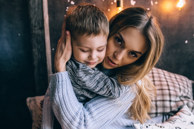 Mãe brincando com o filho na aconchegante sala de estar