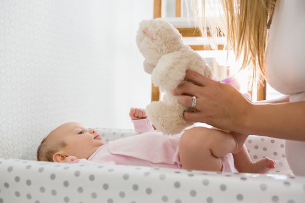 Mãe brincando com seu bebê