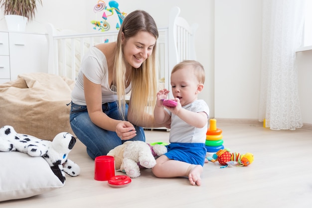 Mãe brincando com seu filho em casa