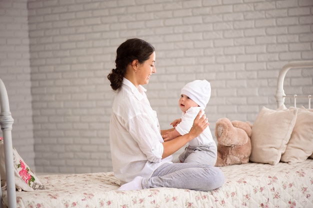 Mãe, brincando com seu menino da criança sorrindo