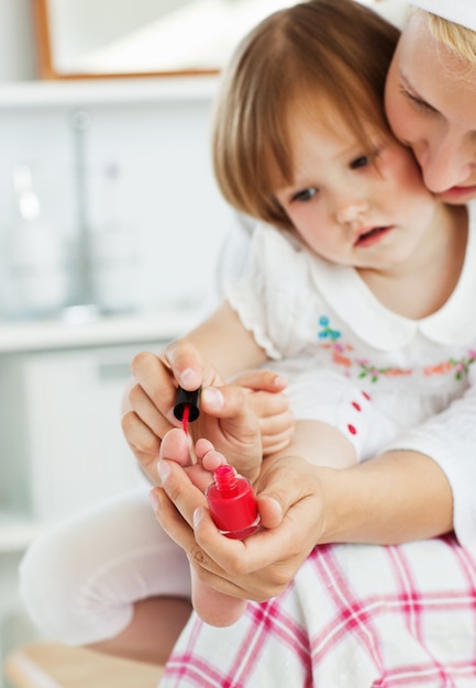 Mãe brincando com sua filha espantada