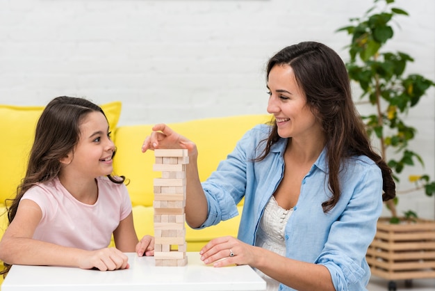 Mãe brincando com sua filha um jogo de embarque