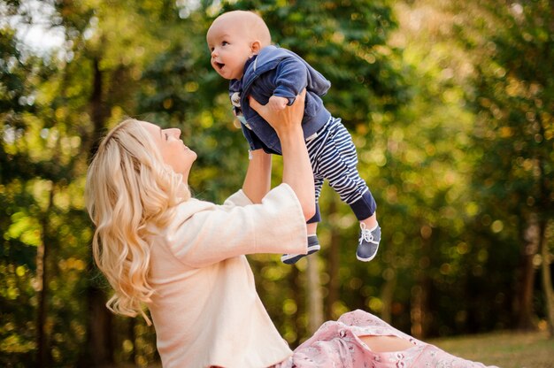 Mãe brincando com um filho bebê fofo em um parque