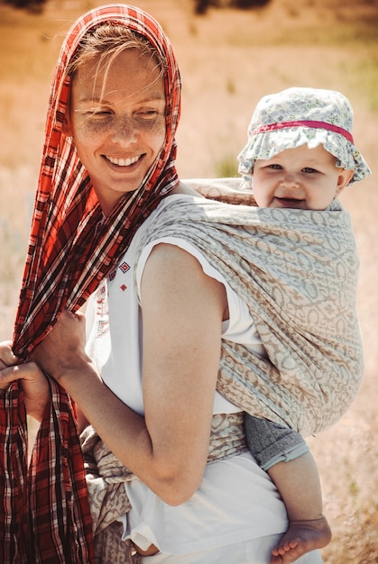 Mãe, carregar, dela, criança pequena, em, um, bebê, sling