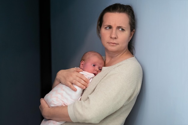 Mãe caucasiana com bebê sofrendo de depressão pós-natal