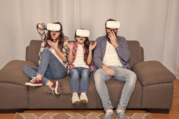 Mãe chocada pai e filha em óculos de realidade virtual tecnologia do futuro