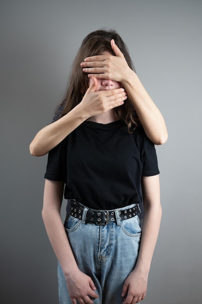 Mãe cobre os olhos e a boca da filha adolescente com as mãos um problema de confiança e apoio na família foto de alta qualidade