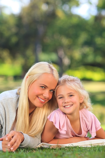 Mãe com a filha deitada no parque