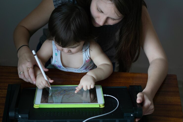 Foto mãe com a filha desenhando no tablet de desenho digital