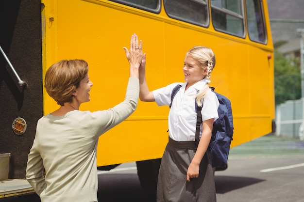 Mãe com a filha no ônibus escolar