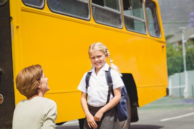 Mãe com a filha no ônibus escolar