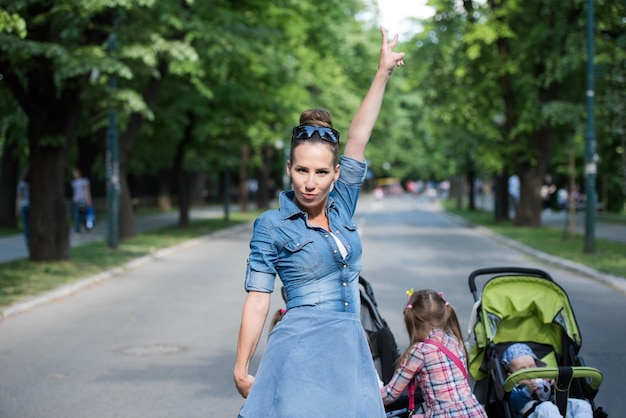 mãe com as filhas no parque