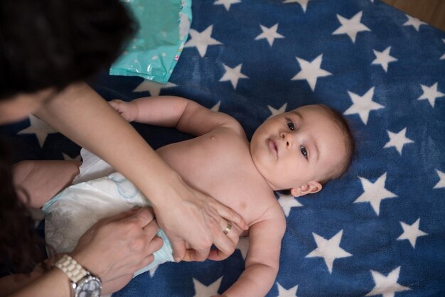 Mãe com bebê em casa na sala de estar